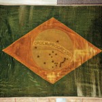Bandeira brasileira, bordada pelas filhas de Benjamin Constant e oferecida ao comandante da Escola Superior de Guerra em 1890. Tamanho: 180 x 130 cm. Tecido, fio metálico, miçanga e paetê. Foto: Rômulo Fialdini. Acervo Museu da República.