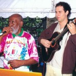 Nelson Sargento (ao microfone) e Alfredo Del Penho (ao violão), em 2004, na abertura da exposição dos 50 anos da morte de Getúlio Vargas. Antiga e nova geração do samba já se encontraram no Museu da República.