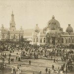 Augusto Malta. Exposição Nacional de 1908. Multidão em visita, à esquerda, ao Pavilhão de Minas Gerais e, à direita, ao Pavilhão de São Paulo, 1908. Rio de Janeiro, RJ / Acervo Museu da República