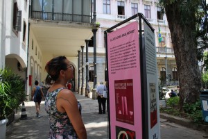 Vistante observa exposição de banners