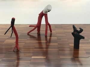 Exposição Quimera. Da esquerda para a direita: Tripé, 2014; O bocudo, 2014. Tinta acrílica e madeira. Cícero Alves dos Santos - Véio. Divulgação: Museu da República.