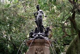 Chafariz com escultura representando o Nascimento de Vênus.  Fundição Val D´Osne (França).