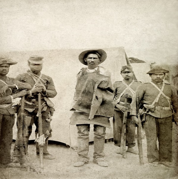Conselheirista preso rodeado por soldados do 28º Batalhão de Infantaria.