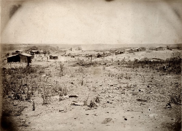 Lado sul de Canudos, com as ruínas das igrejas ao fundo. Fotografia de Flávio de Barros. 1897. Arquivo Histórico Museu da República.