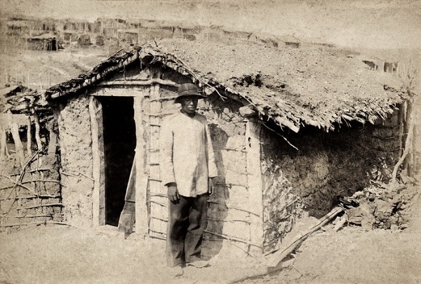 Uma casa em Canudos. Fotografia de Flávio de Barros. 1897. Arquivo Histórico Museu da República.