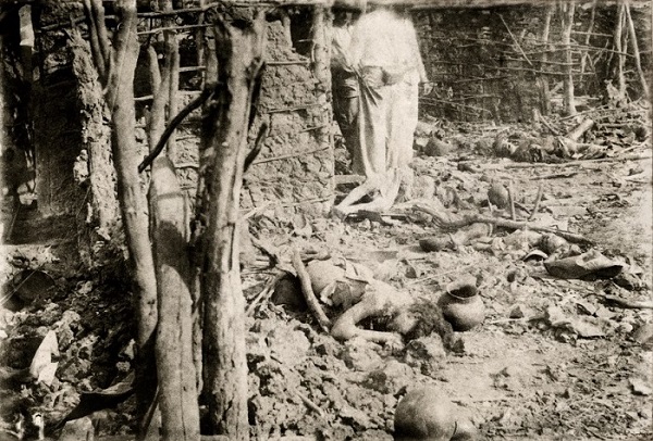 Corpos em casas de Canudos depois da tomada e incêndio do arraial pelo exército na 4ª expedição