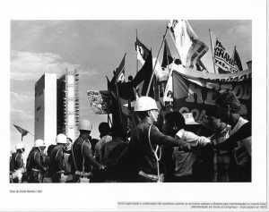 Manifestação popular por reforma da estrutura agrária à frente ao Congresso em 06 de outubro de 1987. Foto de Duda Bentes, Cooperativa Agil.