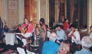 Abertura da exposição dos 50 anos da morte de Getúlio Vargas no Museu da República. Alfredo Del Penho (ao violão) e Áurea Martins (ao microfone) no Salão Amarelo do Palácio do Catete.