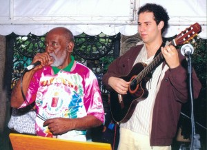 Nelson Sargento (ao microfone) e Alfredo Del Penho (ao violão), em 2004, na abertura da exposição dos 50 anos da morte de Getúlio Vargas. Antiga e nova geração do samba já se encontraram no Museu da República.
