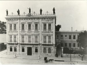 O Palácio do Catete, em 1897, com as recém colocadas esculturas alegóricas. Foto: Marc Ferrez. Acervo IMS.