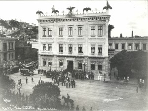 Do mesmo ângulo, o Palácio do Catete já com as harpias, durante a posse do presidente Arthur Bernardes em 1922. Foto: Augusto Malta. Acervo MIS-RJ.