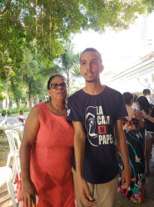 Angélica da Silva e Marcus Vinícius visitam o Museu da República em encontro sobre acessibilidade.